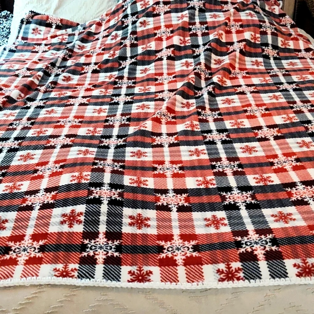 Ultra-Lux Hand Crocheted Edge Fleece Throw for Beds, Couches, Chairs, 72